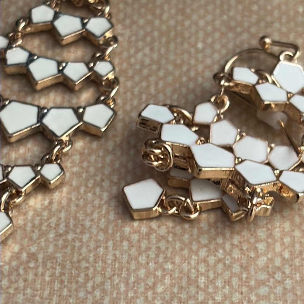 Avon White Geometric Chandelier Earrings Gold Tone Chain Link Statement 53 - Picture 7 of 11